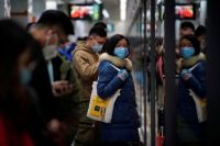 China intenta frenar paso de coronavirus al cerrar dos ciudades