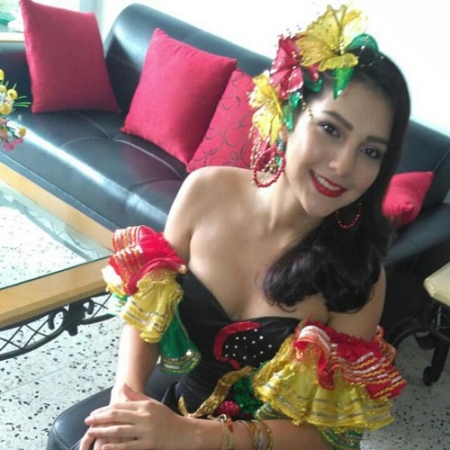 Jhojana Gutierrez, Con 21 años; Graduada en Comunicación Social y Periodismo,  de la Universidad del Norte en Barranquilla. Ha participado en los grupos de danza de colegio La Sagrada Familia,también en el grupo de danza cubana de la Universidad Del Norte y en varias obras de teatro de la Universidad del Norte