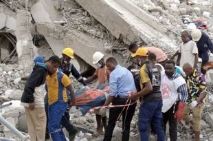 Aumentan muertes por derrumbe de edificio en Nigeria