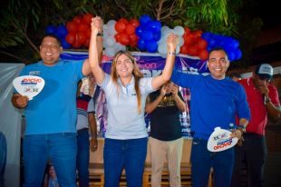 En un emocionante evento celebrado en el restaurante &quot;La Herradura&quot;, Carmiña Navarro reunió a más de 400 personas en un gesto de apoyo abrumador, que subraya su crecimiento meteórico en la escena política local.