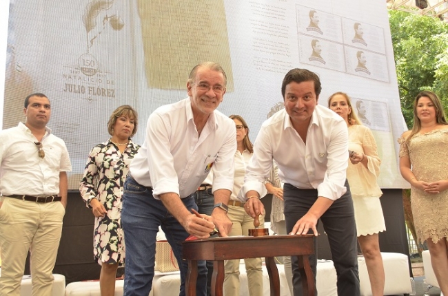 El gobernador del Atlántico, Eduardo Verano De la Rosa, y el ministro TIC, David Luna, durante la puesta del matasello y la firma de la emisión de la estampilla Julio Flórez. 