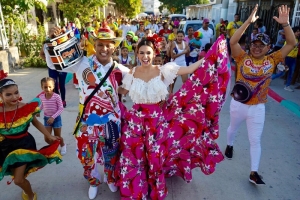 El cambambero Elías Charris del barrio El Pueblo acompaña a la Reina del Carnaval Carolina Segebre.