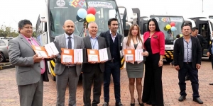 Junín, Ricaurte, Ubaque y Venecia con buses nuevos para  transporte escolar