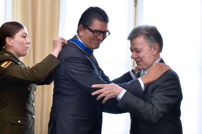 Antonio Celia recibe Orden de Boyacá por Presidente Santos