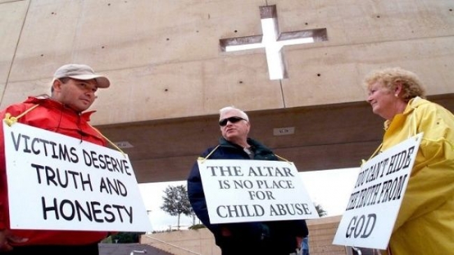 Publican los nombres de 50 sacerdotes pedófilos en EE.UU.