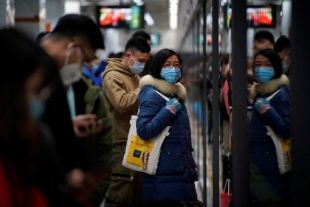 China intenta frenar paso de coronavirus al cerrar dos ciudades