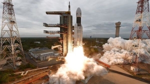 India lanza con éxito misión al polo sur de la Luna