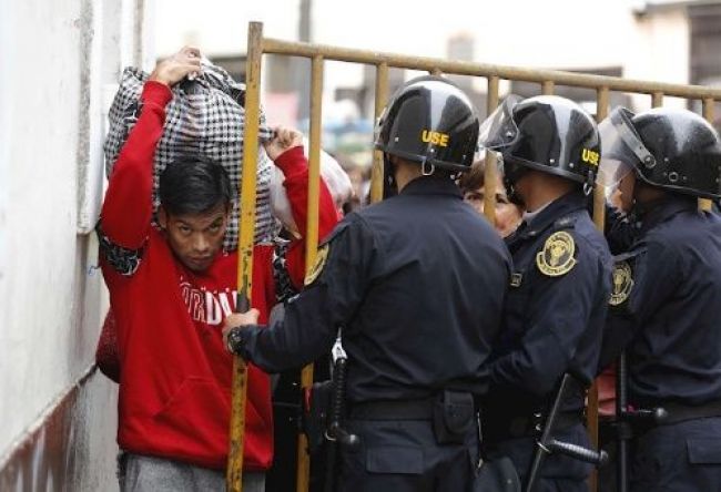 Policía de Perú bloquea entrada al Congreso tras disolución