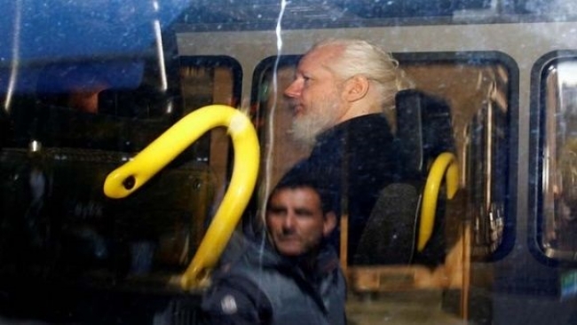 Arrestan a Julian Assange tras retiro de asilo de Ecuador