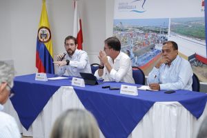 Sebastián Castro, presidente ejecutivo de Ternium en Colombia, René Puche, presidente de la sociedad Puerto de Barranquilla y Gustavo Guerrero
