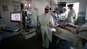 Médicos españoles advierten sobre próximo colapso sanitario