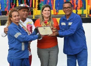 Rey Momo del Carnaval entrega reconocimiento a los escobitas por sus 10 años en la Batalla de Flores