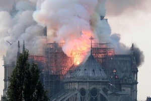 Macron prometió reconstruir Notre Dame en cinco años