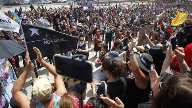 Marchan vestidos de negro y en silencio por represión en Chile