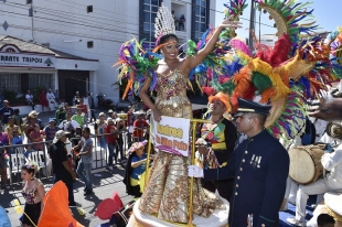 La reina del Carnaval de la 44, Andrea de Alba, en plena Batalla de Flores del Recuerdo