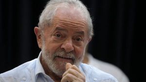 Lula continúa liderando encuestas previas a comicios en Brasil