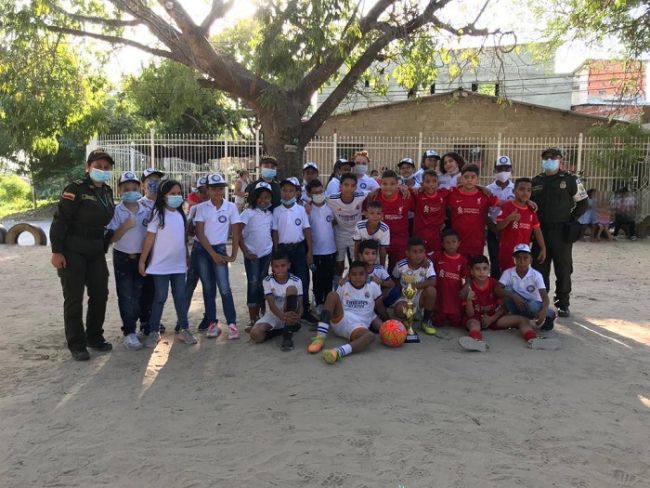 Con un partido de fútbol instruimos a los niños y niñas para respetar normas y leyes colombianas