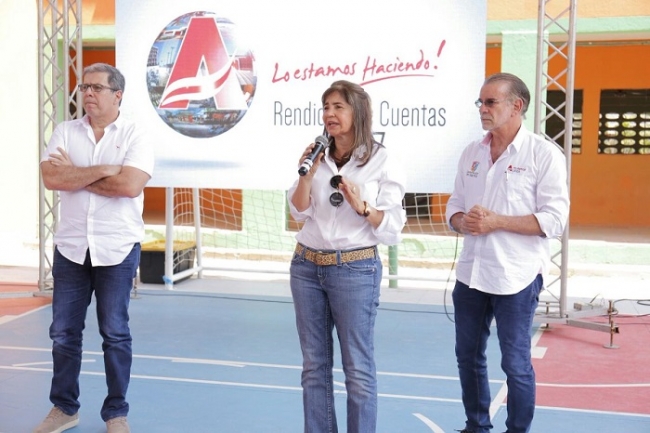 Los diputados Jorge Rosales, Lourdes López y el gobernador Verano durante la rendición de cuentas en Palmar de Varela