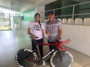 Alcalde Char entregó bicicleta de competencia a Marianis Salazar