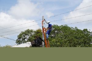Normalización de redes eléctricas en el barrio La Pradera