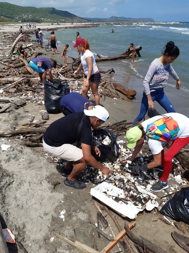 C.R.A y Unisimón realizaron limpieza de playas en Puerto Colombia