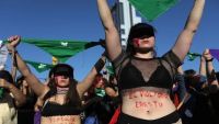 &quot;El violador eres tú&quot;: Mujeres chilenas toman la batuta en sexta semana de protestas