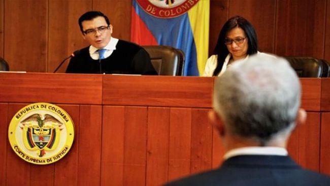 Encuentran micrófono en oficina de magistrado que investiga a Uribe