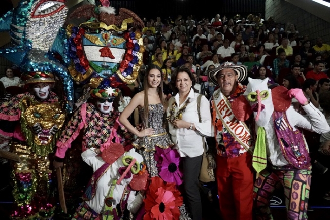 Carolina con Carla Celia, directora de Carnaval, el Rey Momo Freddy Cervantes, y hacedores que hicieron parte del video