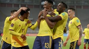 Yerry Mina, celebrando el primer gol con sus compañeros 