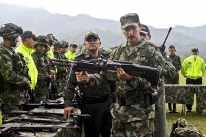 El general Nicacio Martínez Espinel, revisa varias armas incautadas de guerrilleros dados de bajas.